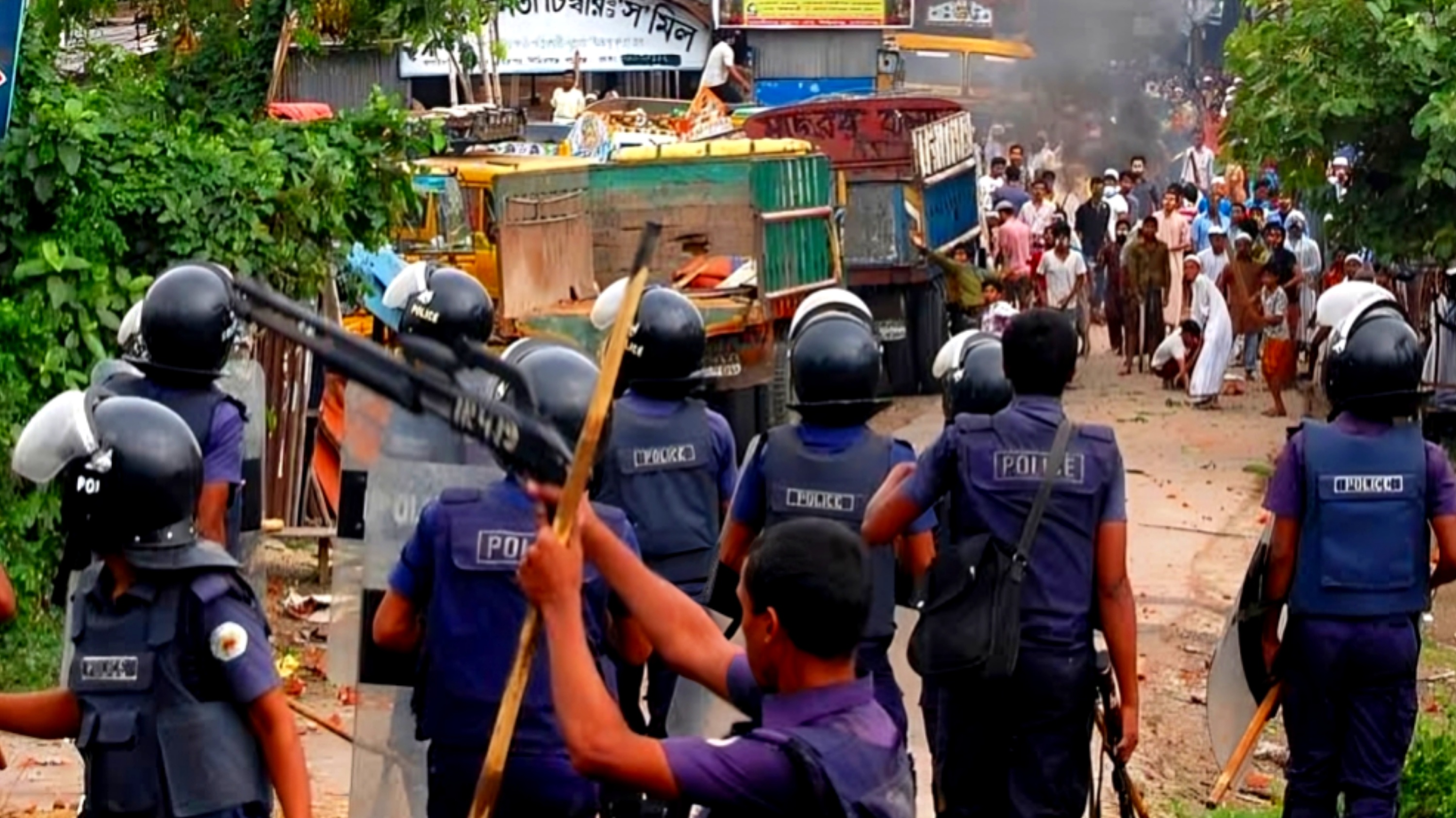 Bangladesh Police Clash with Banned Islamist Group in Dhaka Protest