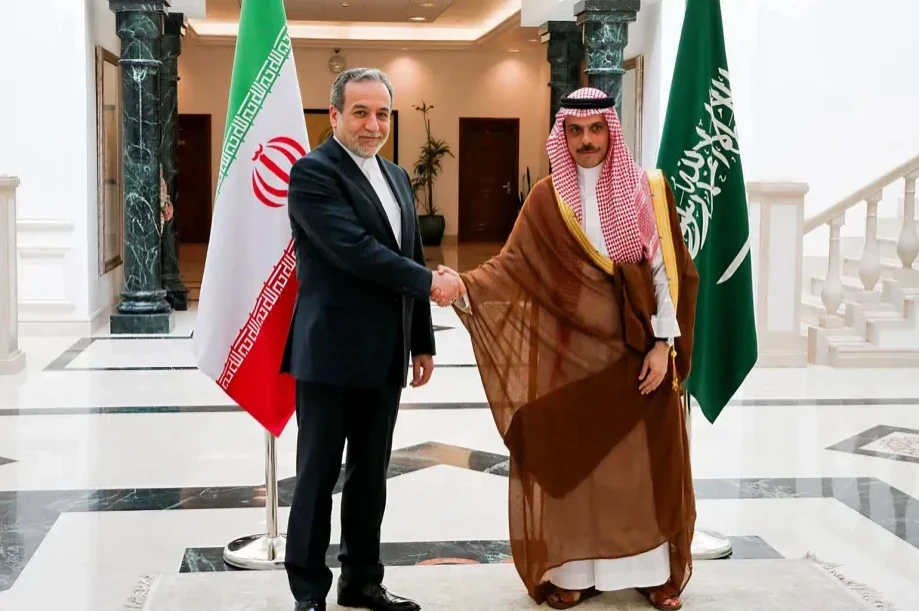 Iran FM Visits Saudi, Qatar Ahead of US Nuclear Talks in Oman