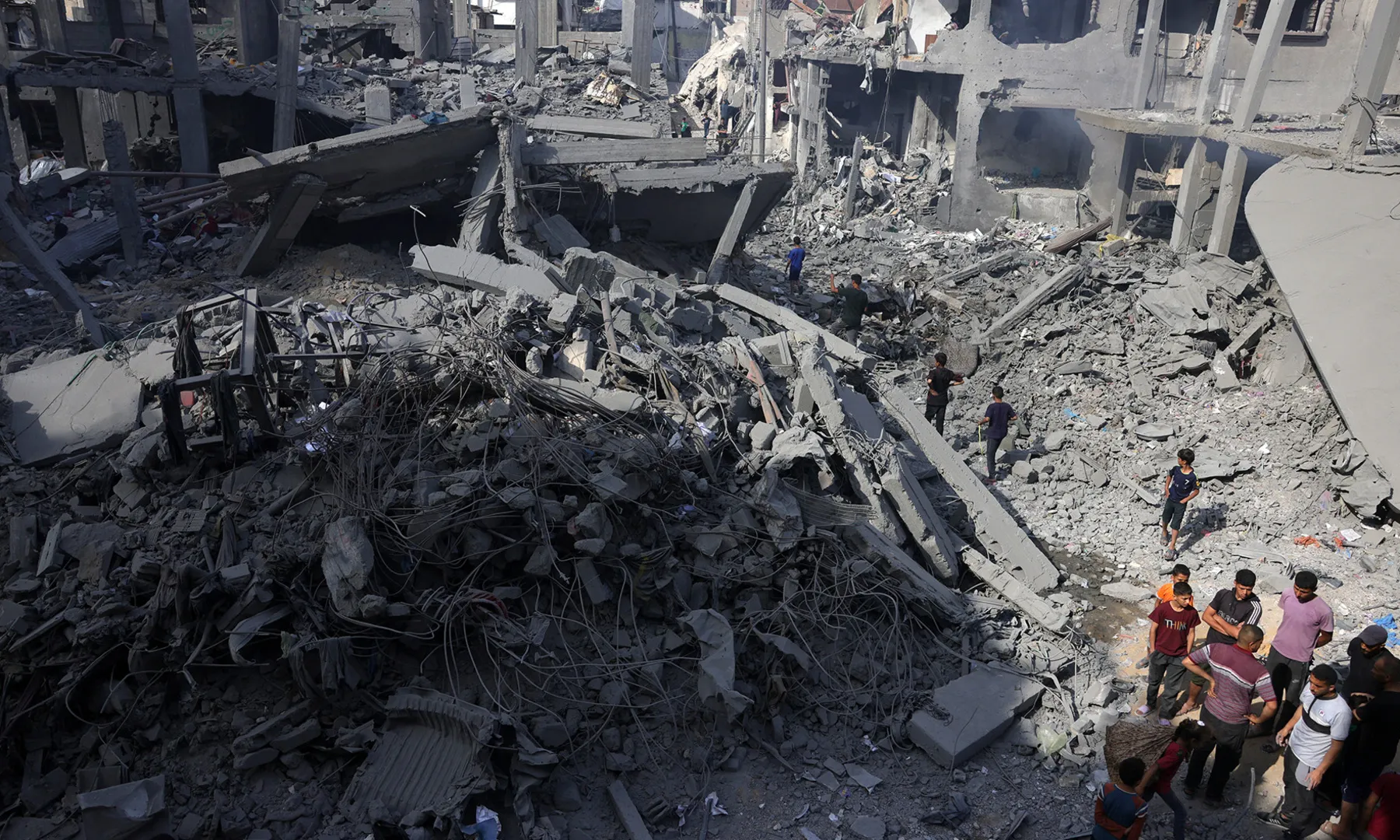Israel bombards gaza hospitals and camps as un warns of starvation tactic