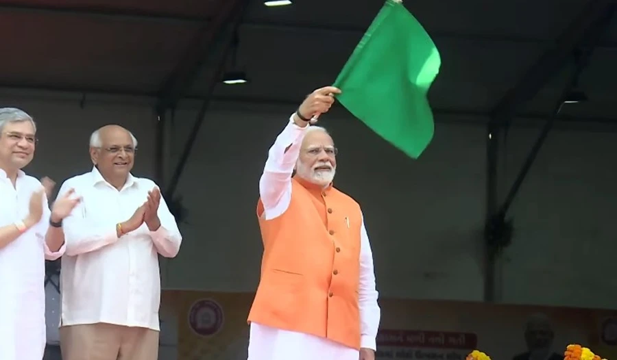 PM Modi Inaugurates Locomotive Plant in Dahod; Flags Off First Electric Locomotive of the Plant