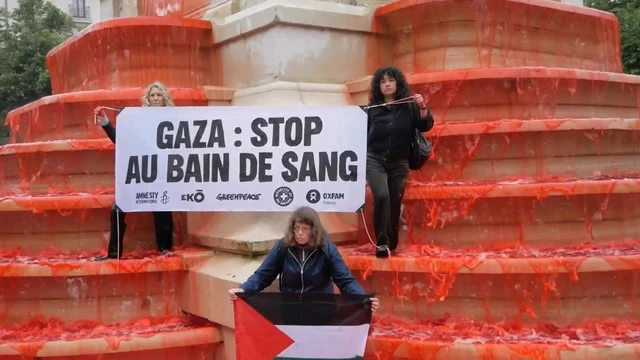 Pro-palestinian protest in paris turns fountain blood red