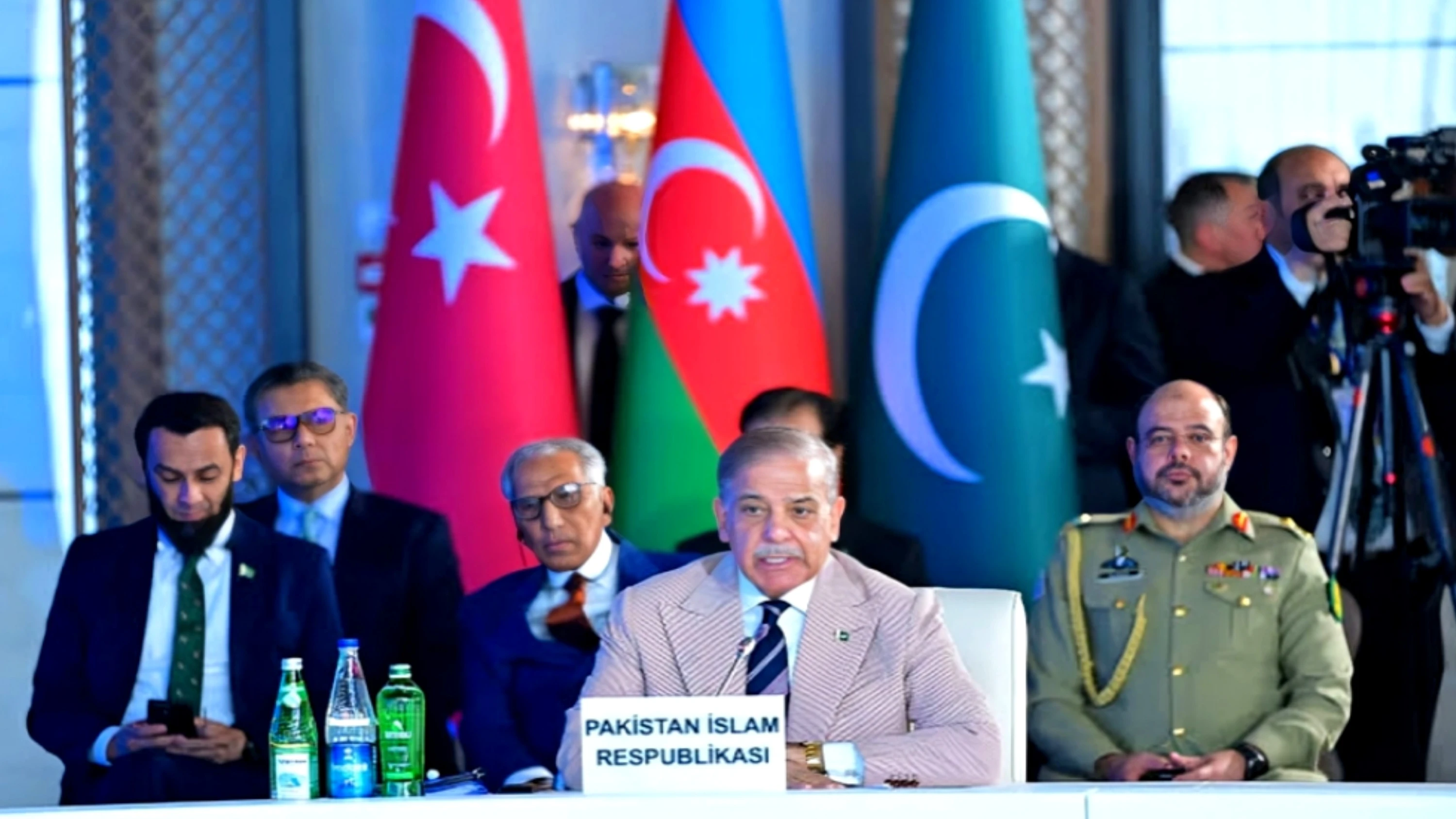 Pakistan PM Discusses Mutual Interests With Turkey, Azerbaijan at Trilateral Summit