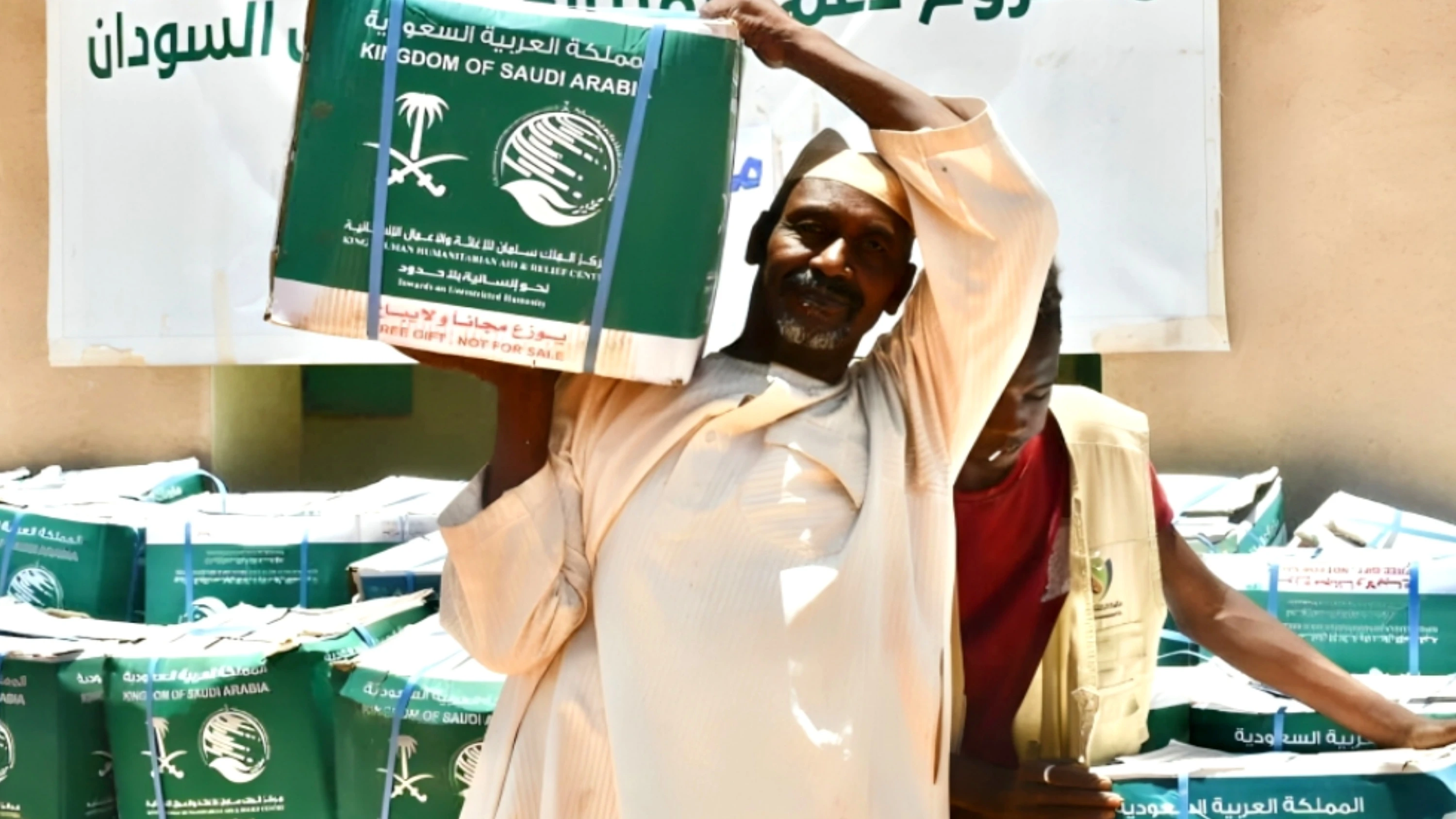 KSrelief Distributes 900 Food Baskets to Displaced Sudanese Families