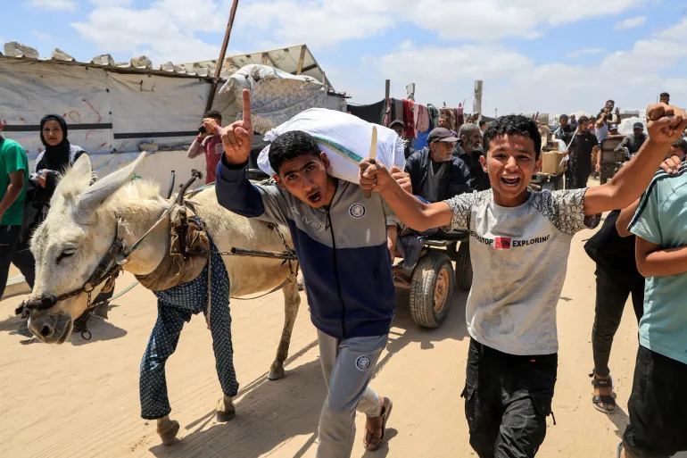 Israel killed 10 palestinians who are trying to get aid.