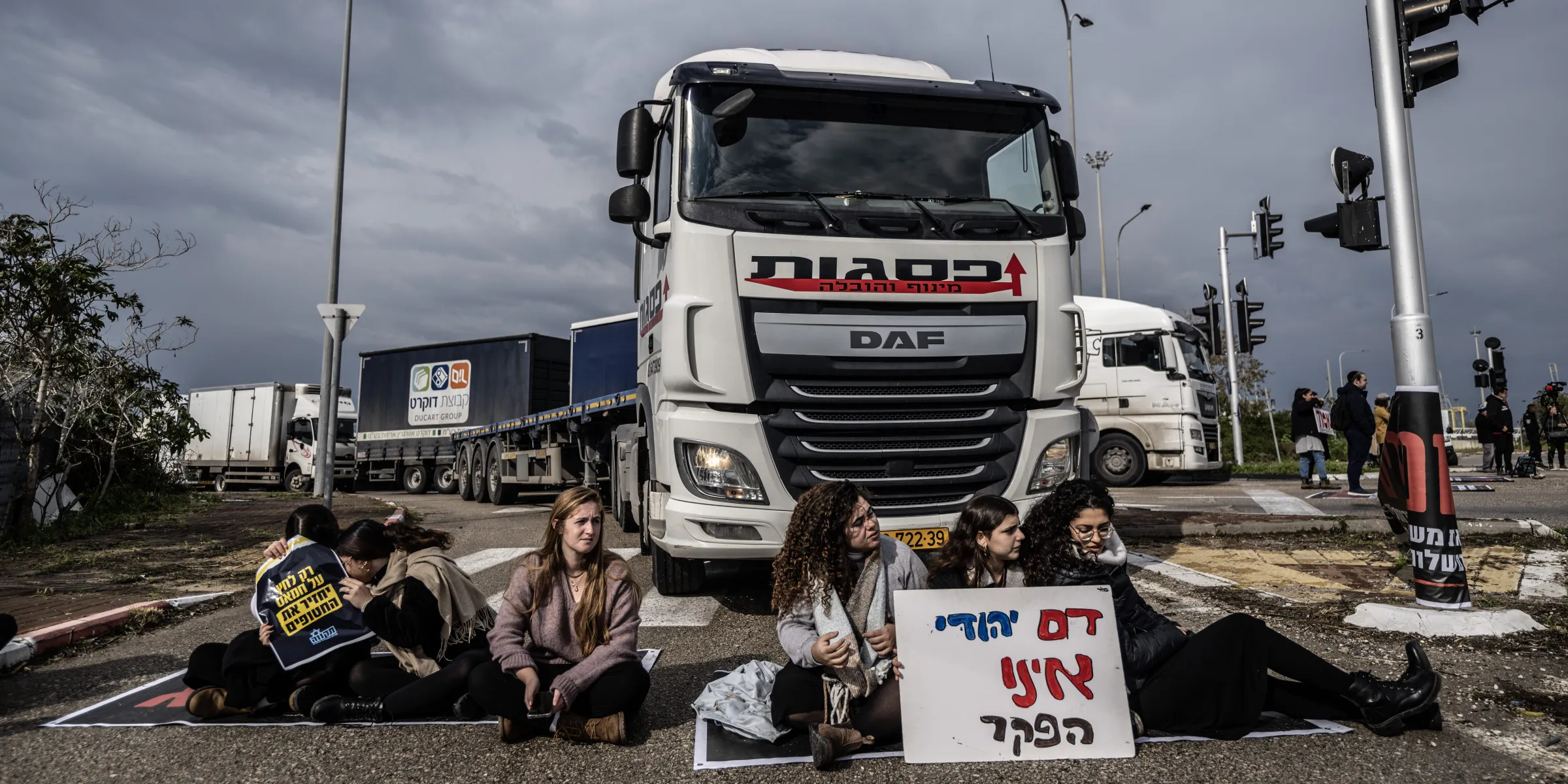 Israeli Settlers Block Aid Trucks Near Gaza Border