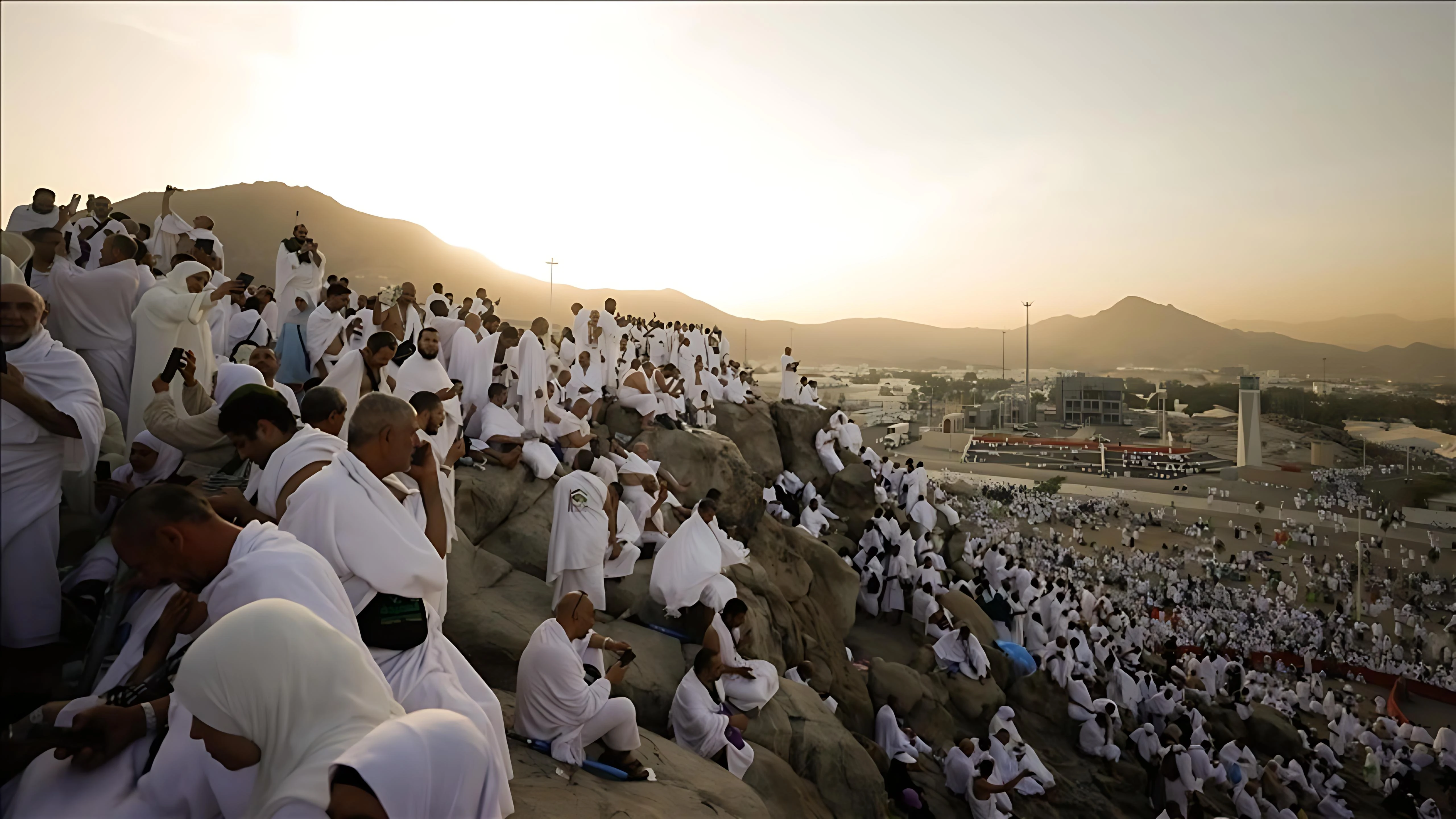 Nearly 2 Million Muslims Ascend Mount Arafat for Hajj Khutba