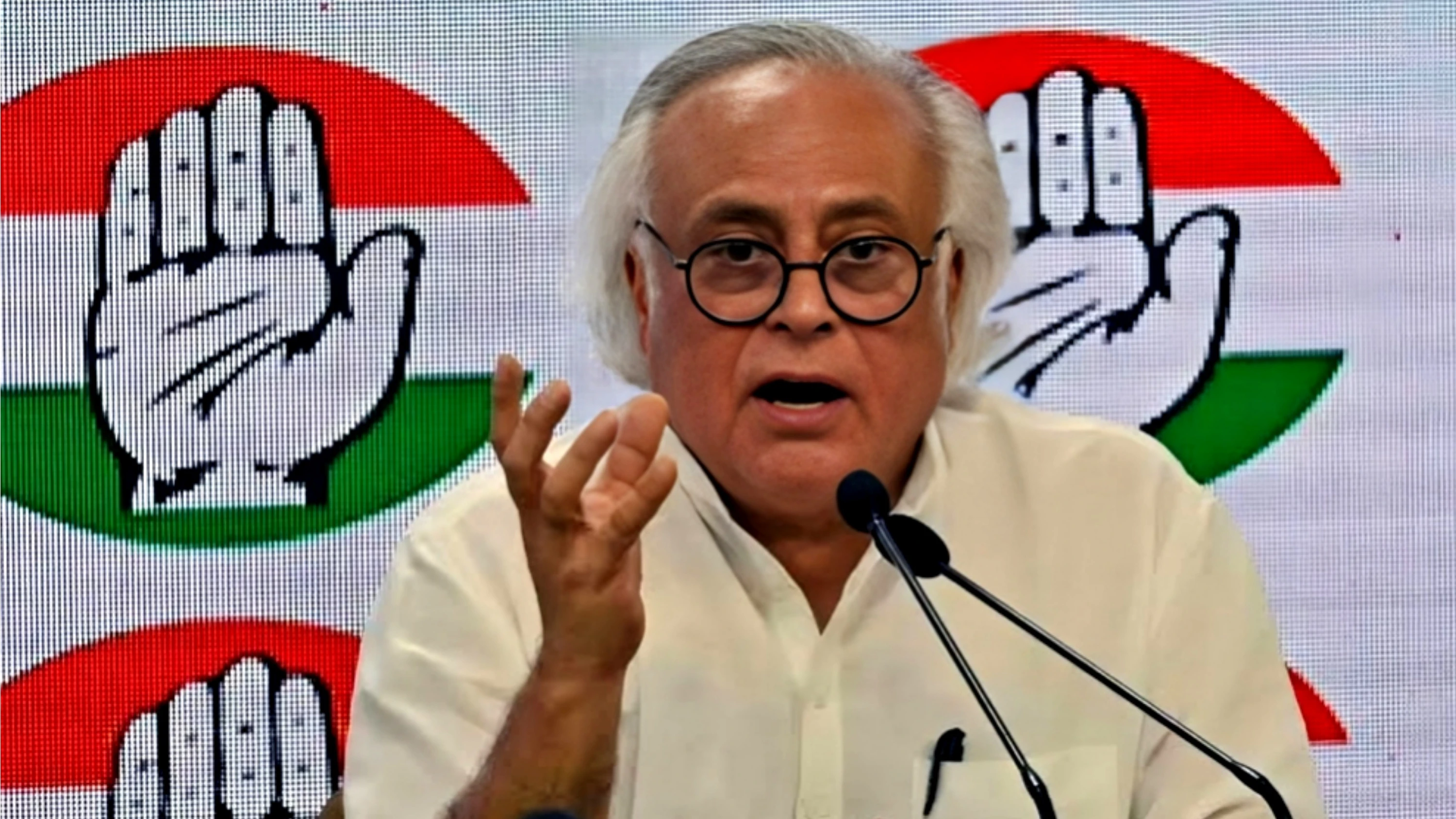 Congress slams pm modi for avoiding unscripted press conferences