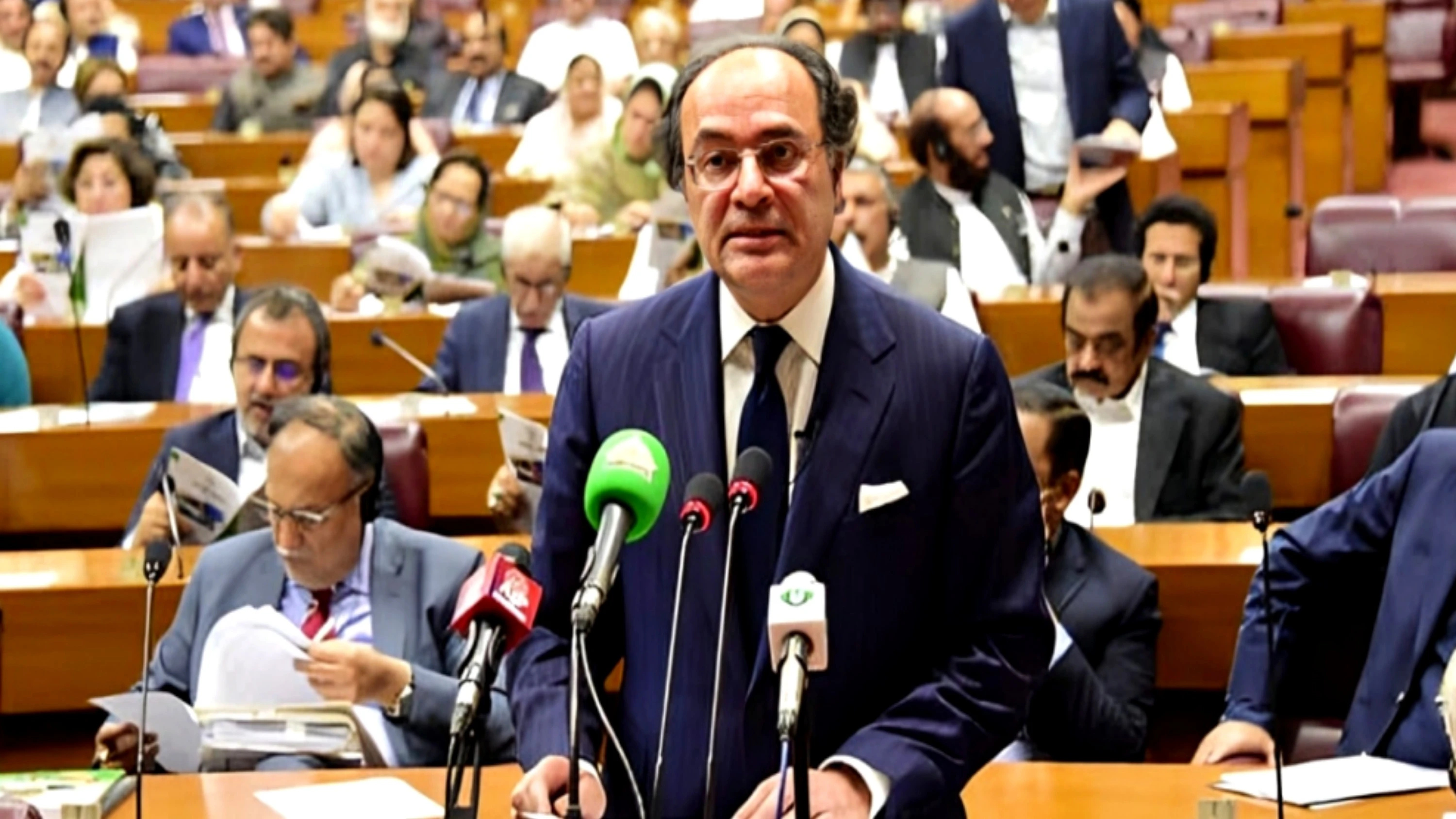 Federal budget presented amid opposition uproar and government employees' protests