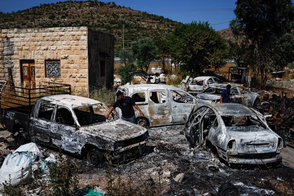 Israeli colonizers attack palestinian vehicles and areas near ramallah