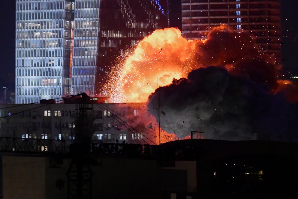 Tel aviv missile strikes kill 4 as houthis claim hypersonic attack from yemen