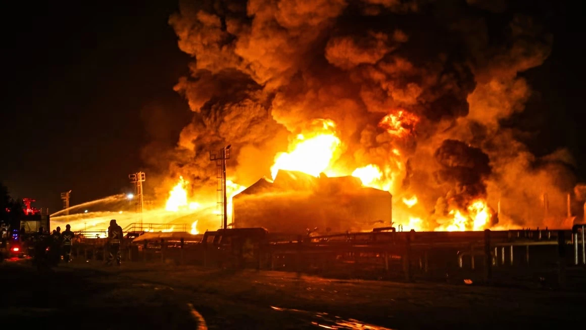 Operations continue smoothly at southern tehran oil refinery despite nearby fire
