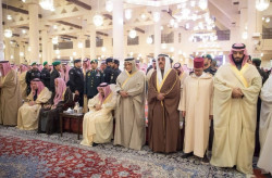 Riyadh Emir Attends Funeral Prayer for Mother of Prince Al-Waleed bin Talal