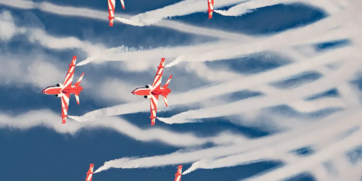 Dubai Airshow 2025 Opens with Spectacular Aerial Displays and Global Teams