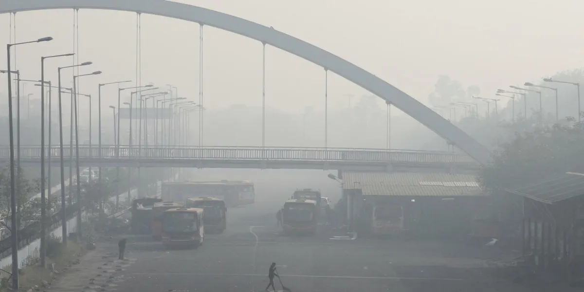 Delhi’s Air Quality Plunges to “Severe” — Toxic Smog Chokes the City