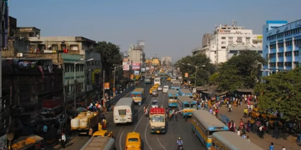 Kolkata Earthquake: Panic After Strong Tremors, People Rush out to Streets