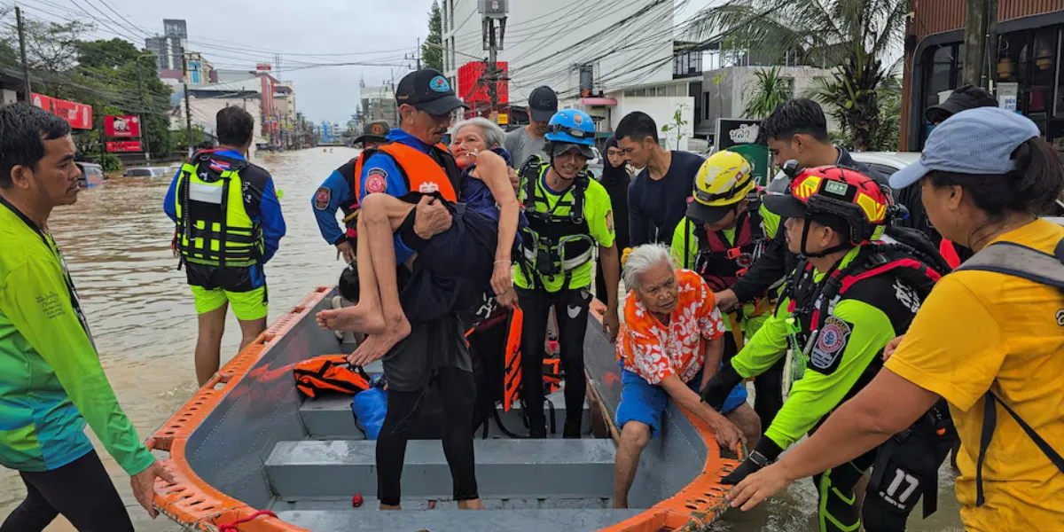 Thai Floods Kill 33, Helicopters Evacuate Hospital Patients