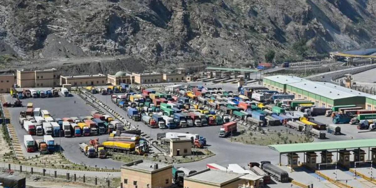 Traders Meet Chaman Officials Over Security of Stranded Goods