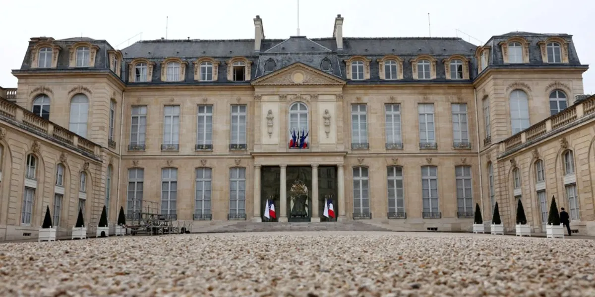 French Presidential Silverware Keeper, Two Others Face Porcelain Theft Trial