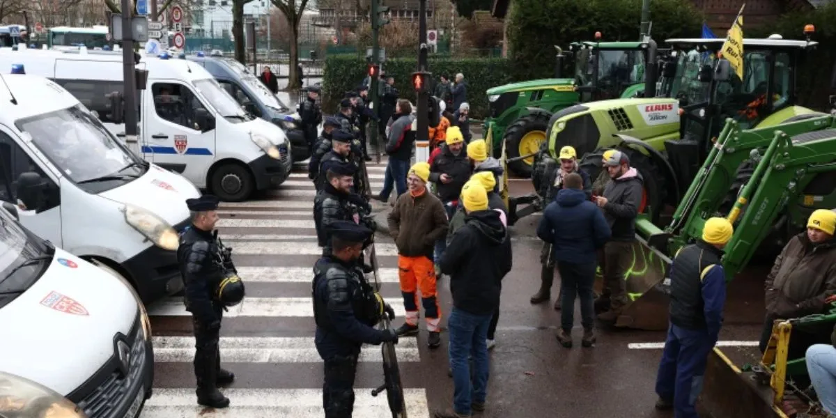 French Farmers Block Paris Streets Protesting Mercosur Trade Deal Today