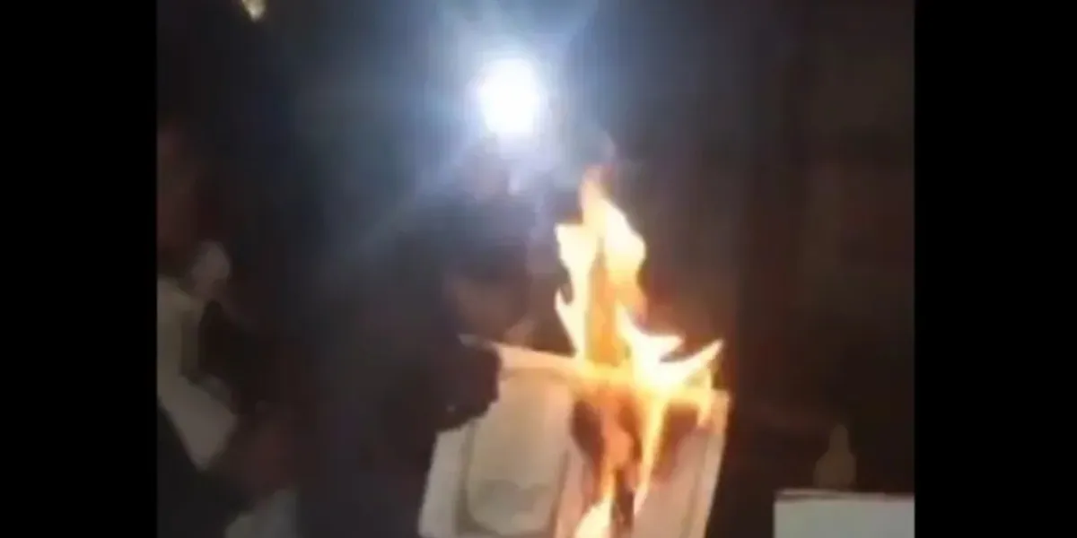 Extremist Israeli Settler Burns Quran in Jerusalem Ahead of Ramadan, Video Shows
