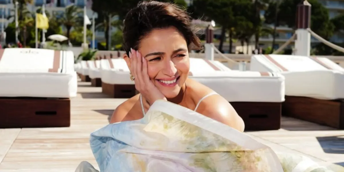  Indian Actor Alia Bhatt Stuns in Old-Hollywood Glamour Look at Cannes 2026 Debut