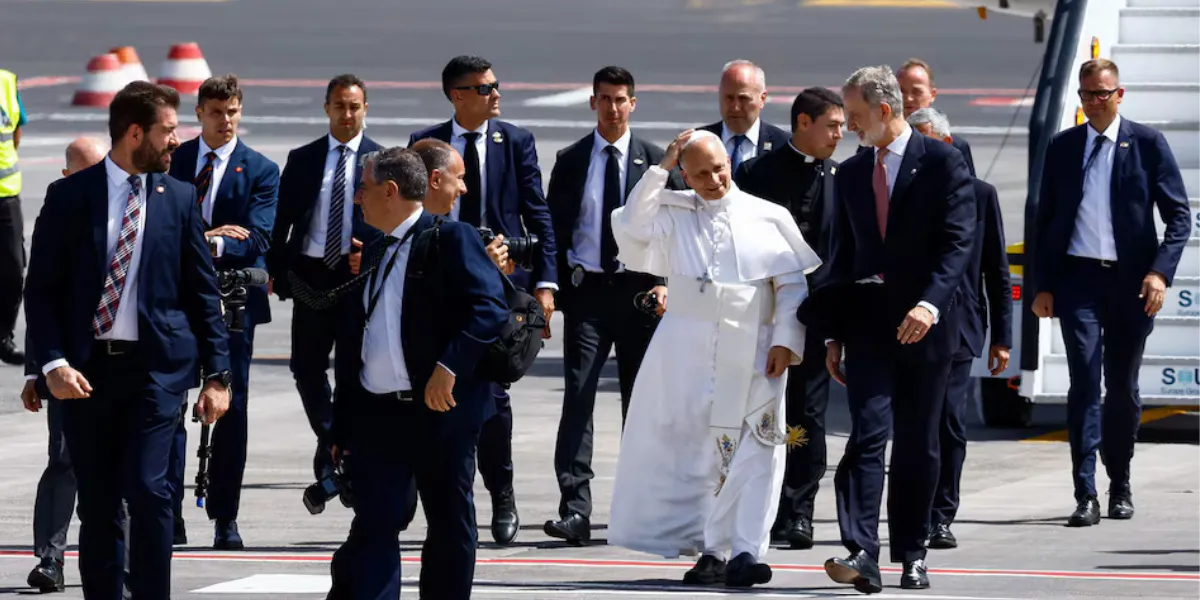 Europe Today | Ukraine AI Warfare, EU Membership Talks, Russia Internet Controls And Vatican Travel Disruption