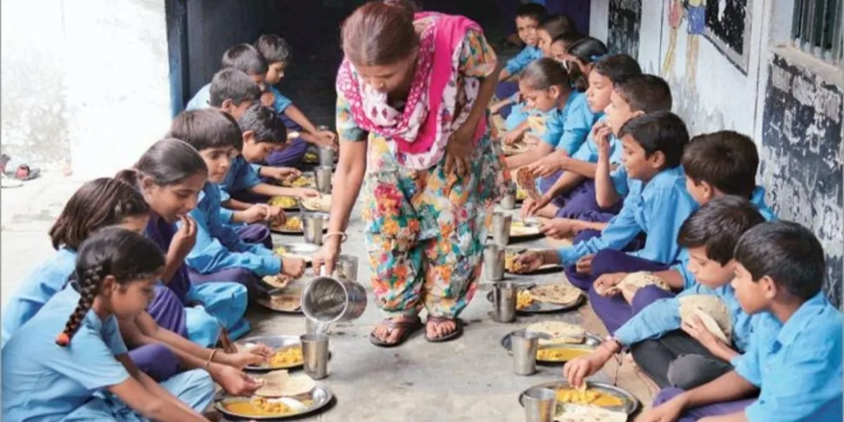 India | Dead Lizard Found in Delhi School Mid-Day Meal; FIR Registered, Probe Underway