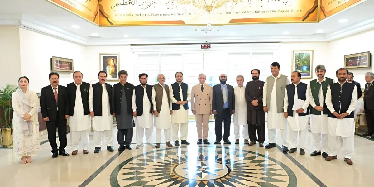 Pakistan Today | Navy Rescues Crew, Iran Pakistan Talks, Flood Warning Activated & US Trade Talks