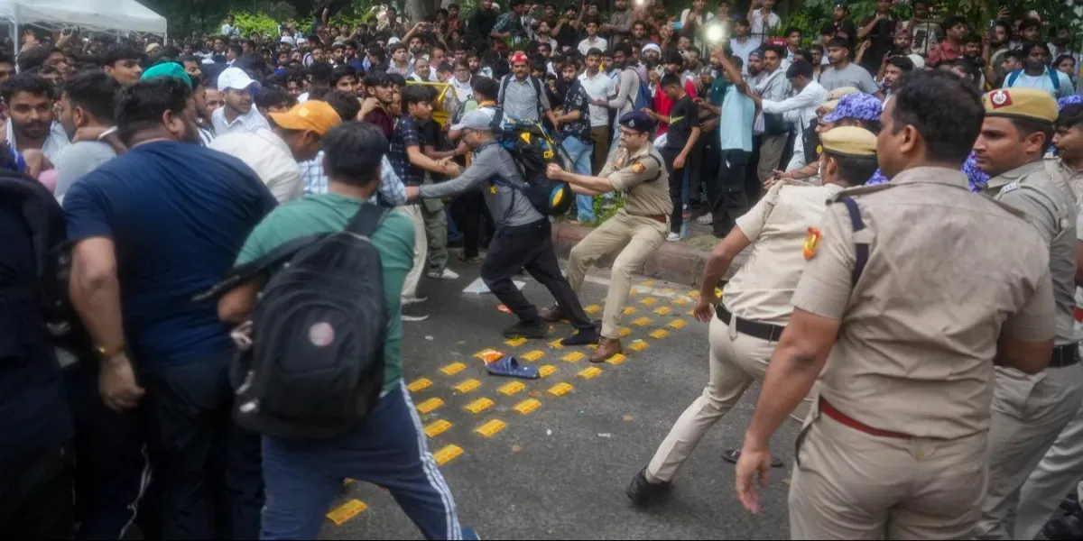 India Today | Thousands Defy Barricades in 'Chalo Sansad' March at Jantar Mantar; Several Injured in Police Lathi Charge