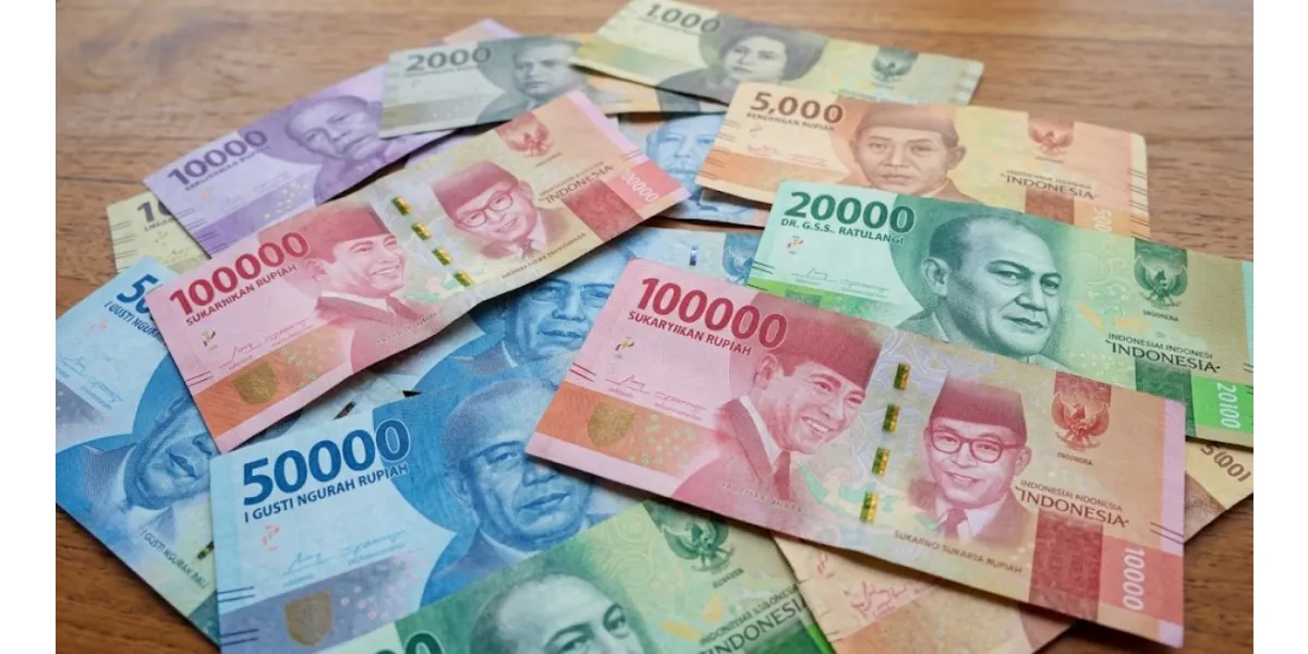 Indonesia Currency Slides Past 18,000 Amid Global Market Pressures