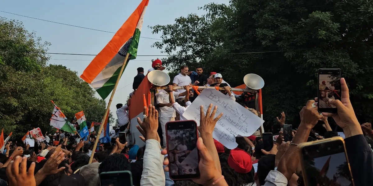 India | Rahul Gandhi Leads INDIA Bloc March to Supreme Court as Police Block Protesters, Priyanka Gandhi and Neha Bora Join Demonstration