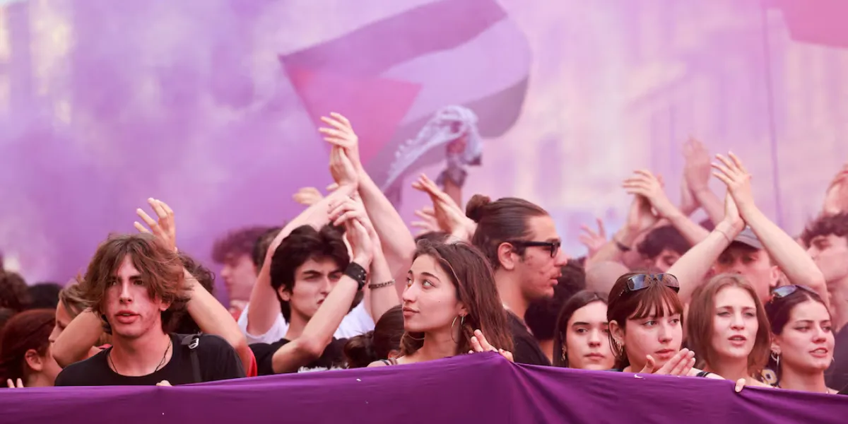Europe Today | France Faces Fresh Protests as Slovakia Resumes Russia Energy Talks and Italy’s Birth Rate Falls