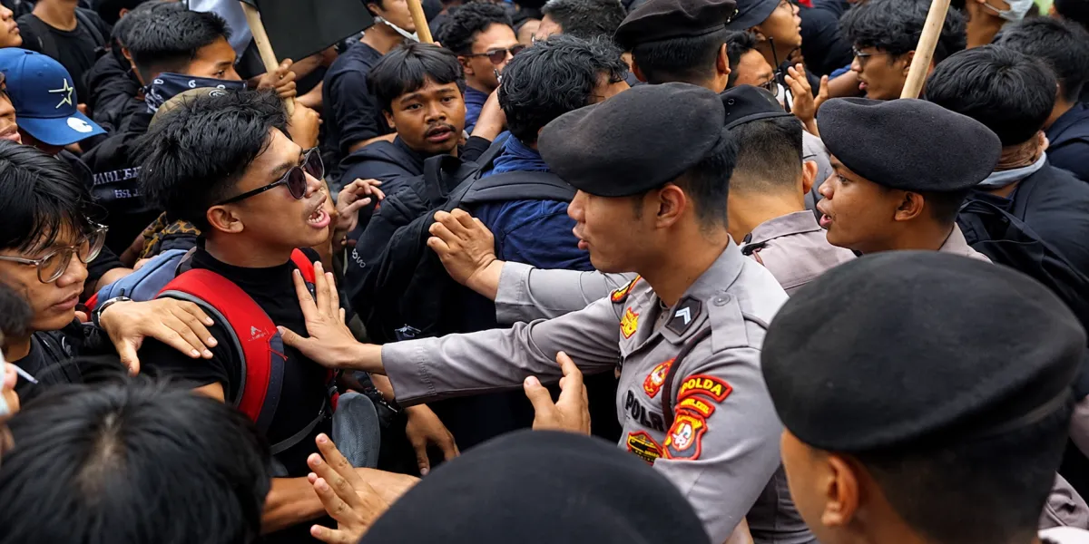 Indonesian Students Demand National Disaster Declaration Amid Devastating Forest Fires