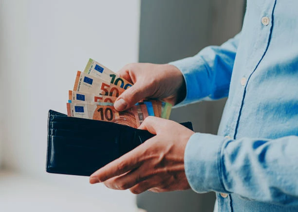 A Detailed Guide - What is The Expat Salary in Saudi Arabia?